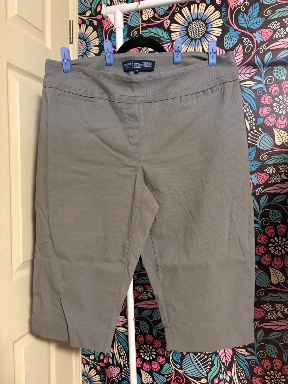 Reitmans Gray Capris with Side Slits